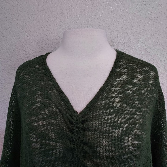 ⭐️5/$20 Tiny Willow Green Open Knit Top Size M - Picture 3 of 11